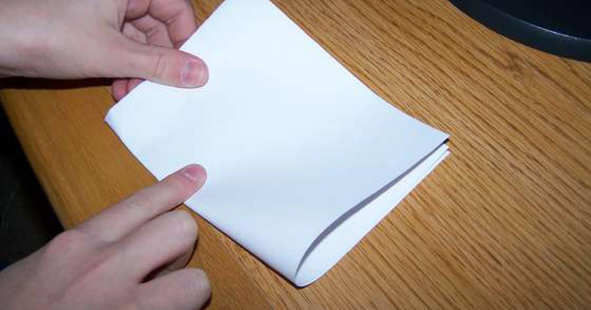 Сколько раз можно сложить лист пополам. Свернутый листок бумаги. Лист бумаги сложенный пополам. Сложить бумагу. Сложенный вчетверо лист бумаги.