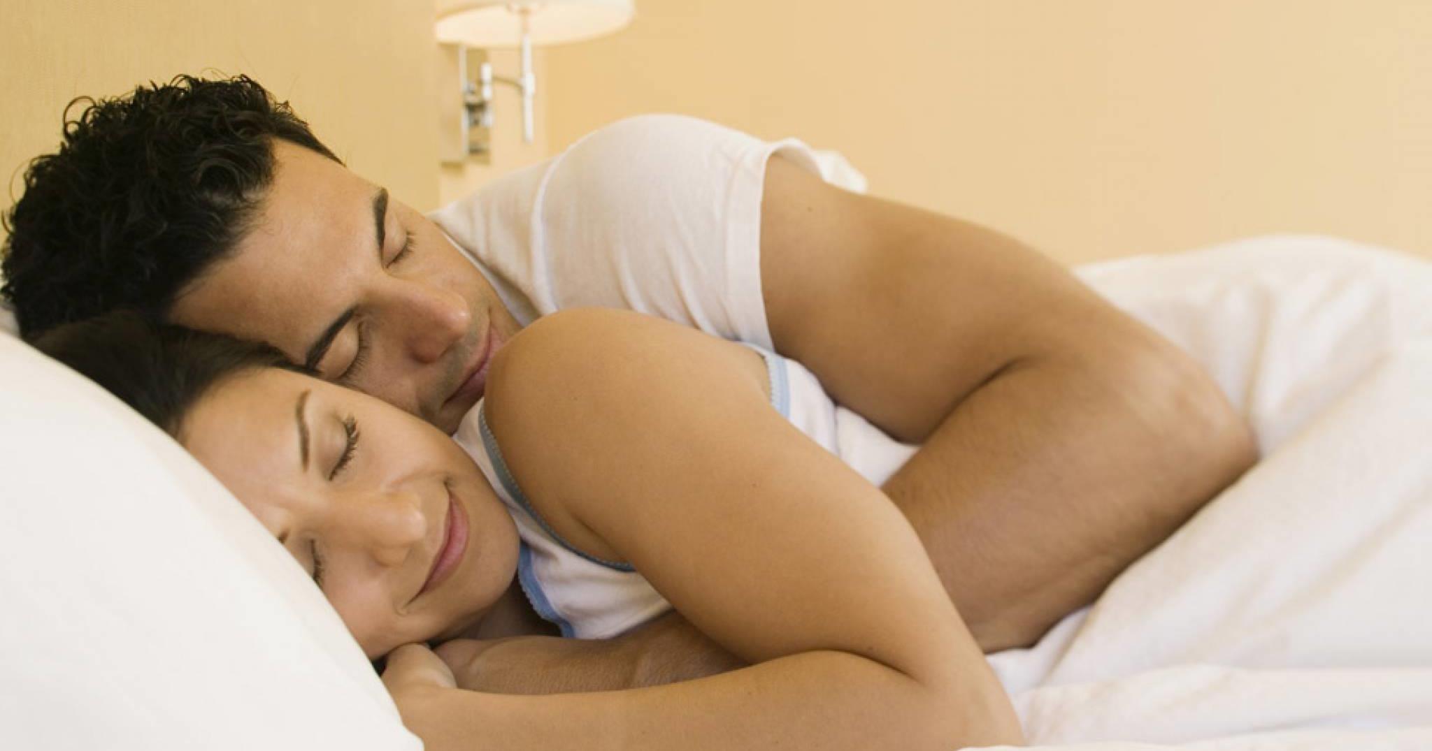 Муж с женой спят в кровати. Сон с любимым мужчиной. Спать с любимым. Объятия в постели. Спящие мужчина и женщина.